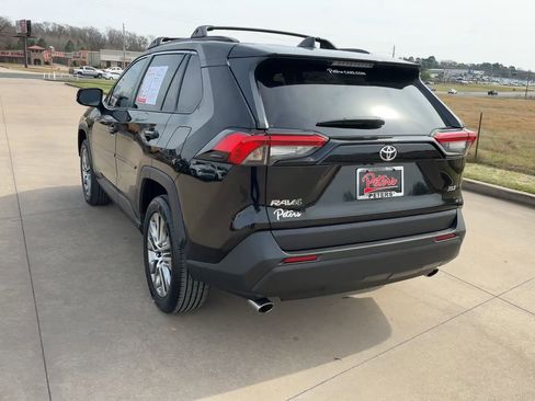 Used 2021 Toyota RAV4 XLE Premium image 7