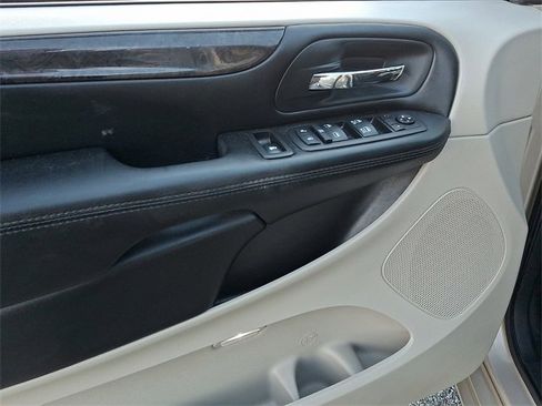 Used 2016 Dodge Grand Caravan SXT image 13