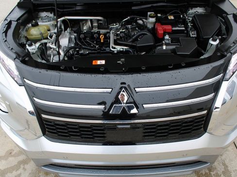 Used 2025 Mitsubishi Outlander SE image 32