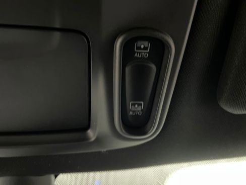 Used 2025 Chrysler Pacifica Limited image 76