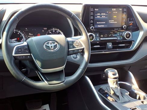Used 2022 Toyota Highlander XLE FWD image 9