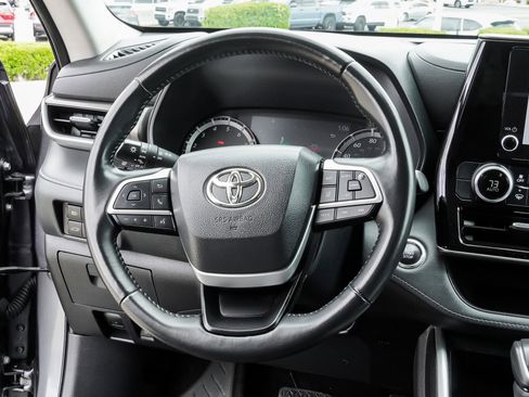 Used 2023 Toyota Highlander LE FWD image 33