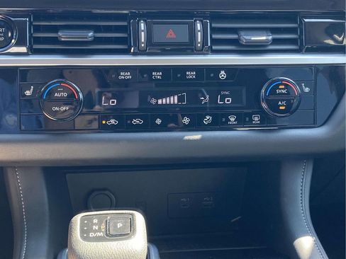 Used 2025 Nissan Pathfinder SL FWD image 29