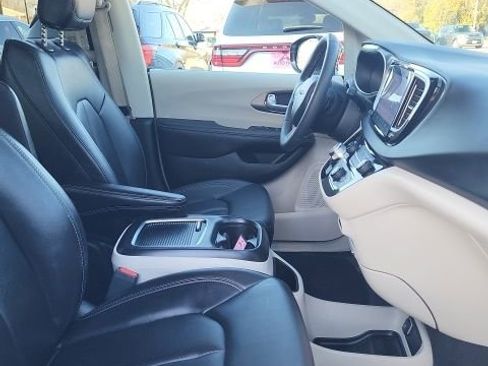 Used 2024 Chrysler Pacifica Touring-L FWD image 20