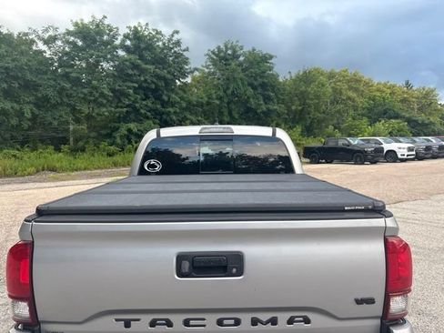 Used 2018 Toyota Tacoma TRD Off-Road w/ Technology Package AWD/4WD image 5