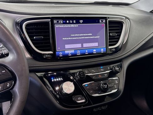 Used 2023 Chrysler Pacifica Touring FWD image 18
