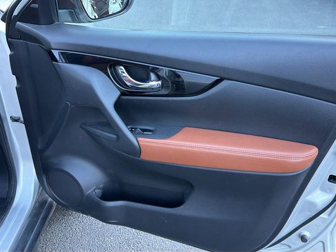 Used 2018 Nissan Rogue SL w/ Premium Package image 37