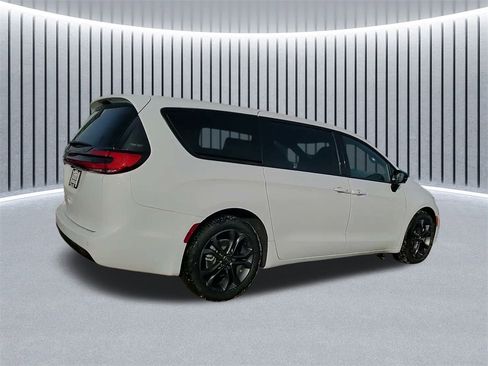 New 2026 Chrysler Pacifica Select image 7
