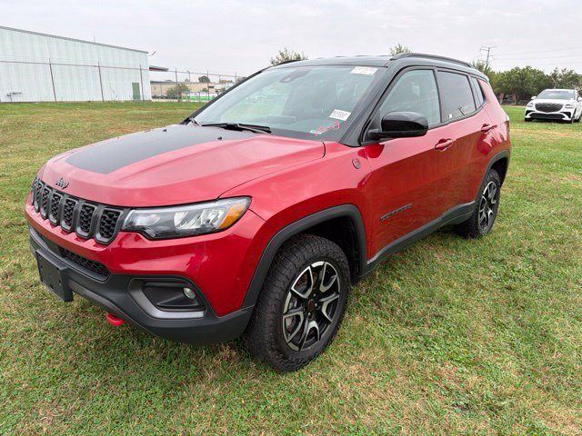 Used 2025 Jeep Compass Trailhawk AWD/4WD image 3