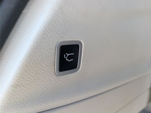 Used 2022 Chrysler Pacifica Touring-L image 14