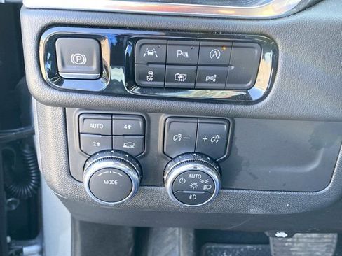 Used 2025 GMC Yukon XL Denali AWD/4WD image 16
