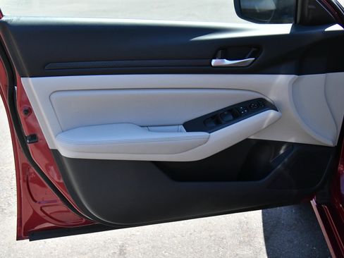 Used 2025 Nissan Altima 2.5 SV FWD image 13