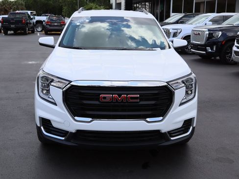Used 2022 GMC Terrain SLE w/ Driver Convenience Package FWD image 4