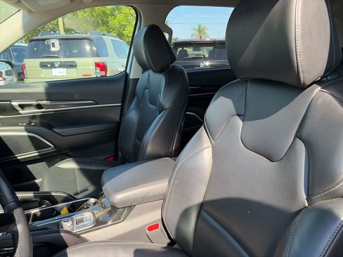 Used 2025 Kia Telluride S image 13
