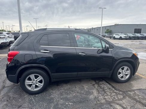 Used 2019 Chevrolet Trax LT w/ Sun & Sound Package FWD image 8