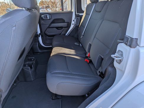 Used 2022 Jeep Wrangler Unlimited Sahara image 25