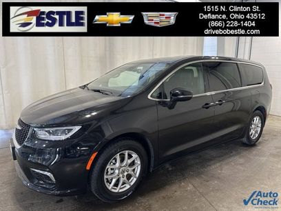 Used 2025 Chrysler Pacifica Select