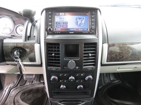 Used 2010 Dodge Grand Caravan SXT w/ Trailer Tow Group FWD image 15