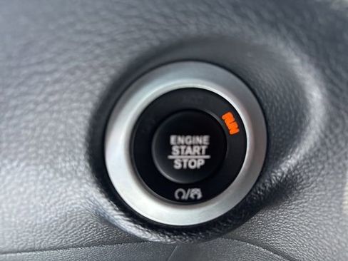 Used 2025 Chrysler Pacifica Select FWD image 12