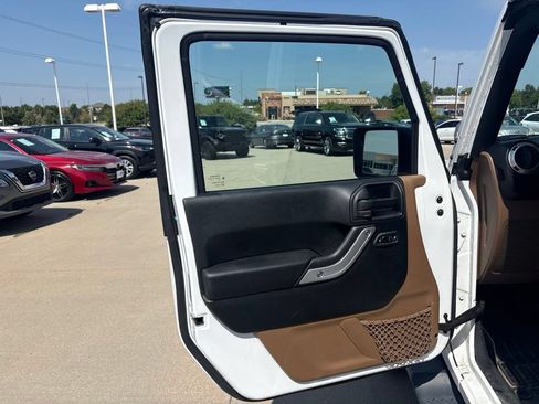 Used 2017 Jeep Wrangler Unlimited Sahara w/ Connectivity Group AWD/4WD image 9