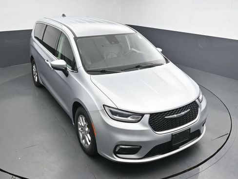 Used 2023 Chrysler Pacifica Touring-L FWD image 23