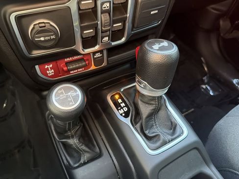 Used 2024 Jeep Wrangler Unlimited AWD/4WD image 28