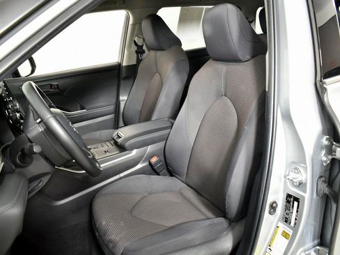 Certified 2022 Toyota Highlander LE image 9