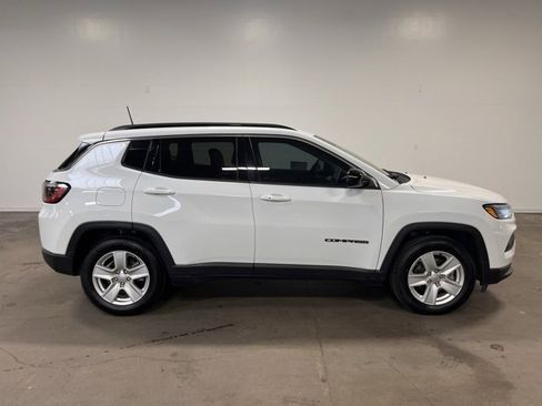 Used 2022 Jeep Compass Latitude image 2