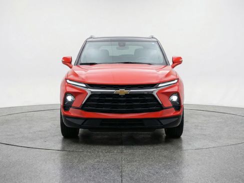 Used 2025 Chevrolet Blazer LT image 2