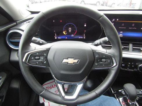 Used 2025 Chevrolet Trax LT w/ LT Convenience Package FWD image 21
