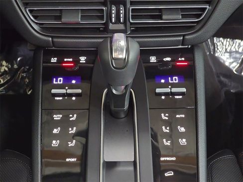 Certified 2025 Porsche Macan image 19