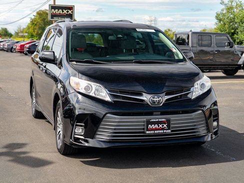 Used 2020 Toyota Sienna XLE image 2