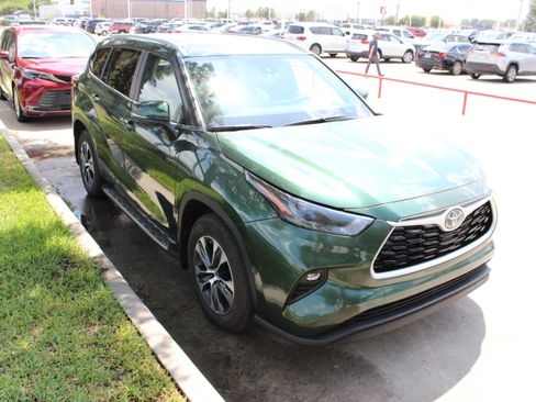 Used 2024 Toyota Highlander XLE FWD image 2