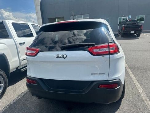 Used 2015 Jeep Cherokee Sport w/ Cold Weather Group FWD image 6