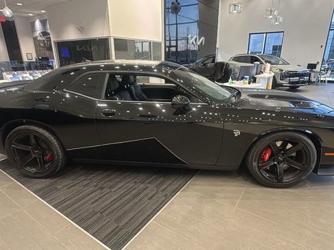 Used 2017 Dodge Challenger SRT Hellcat image 2