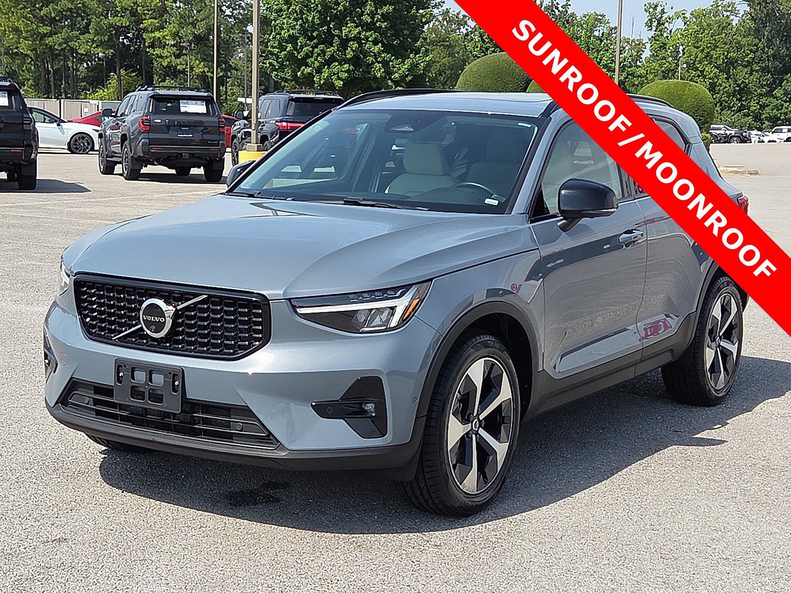 Used 2023 Volvo XC40 B4 Ultimate FWD image 2