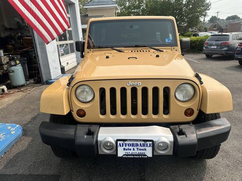 Used 2013 Jeep Wrangler Unlimited Sahara w/ Dual Top Group AWD/4WD image 9