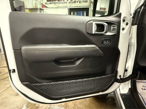 Used 2023 Jeep Gladiator Overland image 20