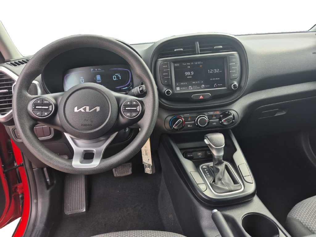 Used 2025 Kia Soul LX w/ LX Technology Package FWD image 10