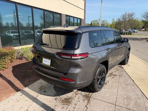 Used 2023 Jeep Grand Cherokee L Laredo image 3