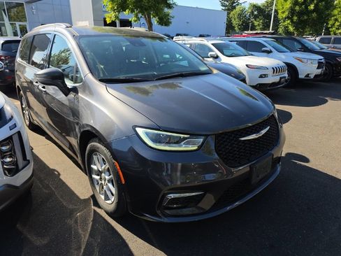Certified 2022 Chrysler Pacifica Touring-L FWD image 1