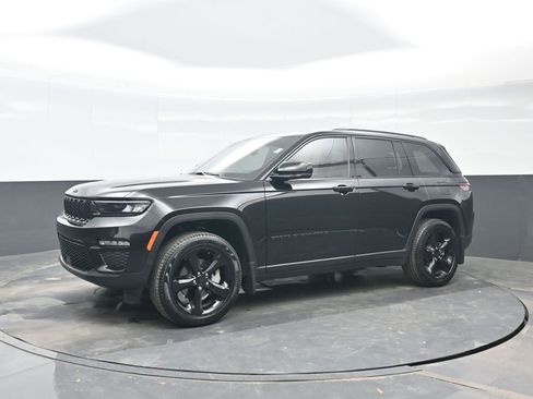 Used 2025 Jeep Grand Cherokee Limited w/ Black Appearance Package image 2