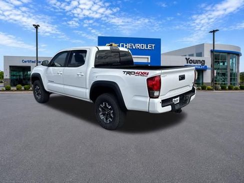 Used 2017 Toyota Tacoma TRD Off-Road w/ Premium & Technology Package AWD/4WD image 5