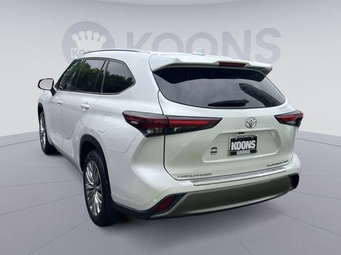 Used 2024 Toyota Highlander Platinum AWD/4WD image 2