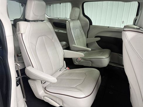 Used 2017 Chrysler Pacifica Limited FWD image 39