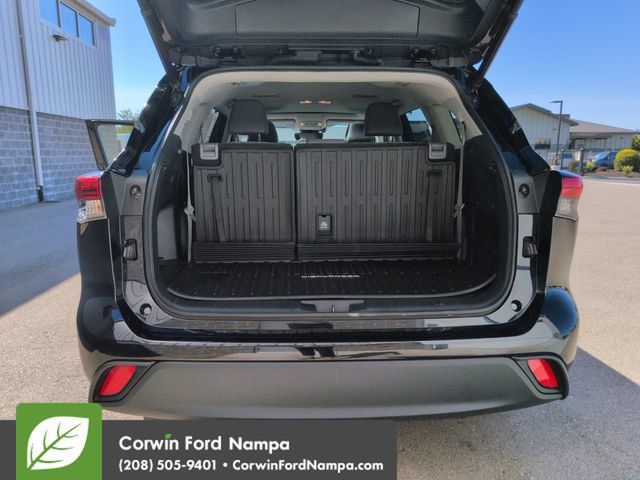 Used 2021 Toyota Highlander XLE AWD/4WD image 28