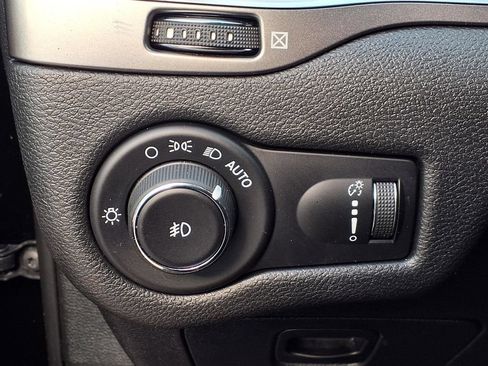 Used 2019 Jeep Cherokee Latitude w/ Popular Appearance Group FWD image 5