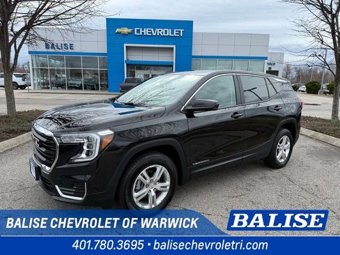 Used 2024 GMC Terrain SLE image 1