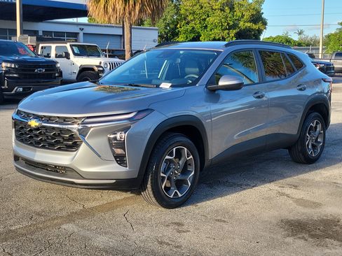 Used 2025 Chevrolet Trax LT FWD image 7