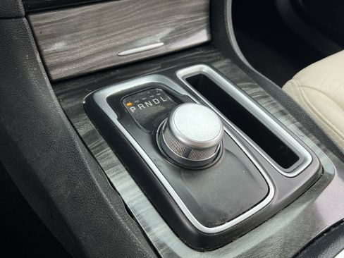 Used 2017 Chrysler 300 Limited image 18